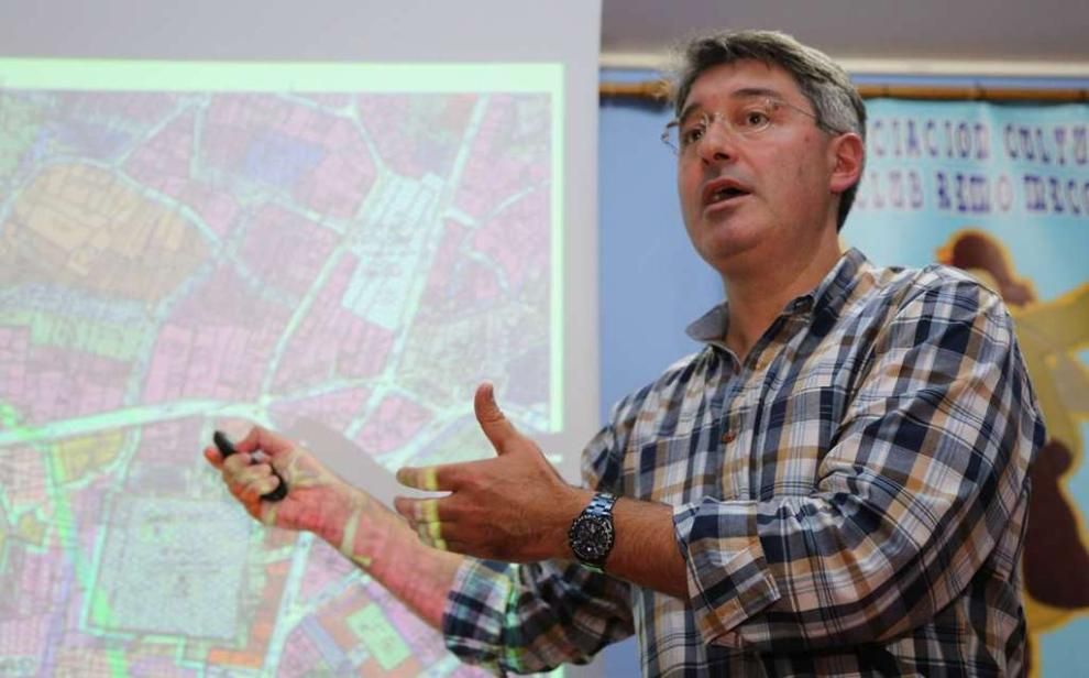 El líder del PSOE, José Antonio Cacabelos, explicando el PXOM a los vecinos. 