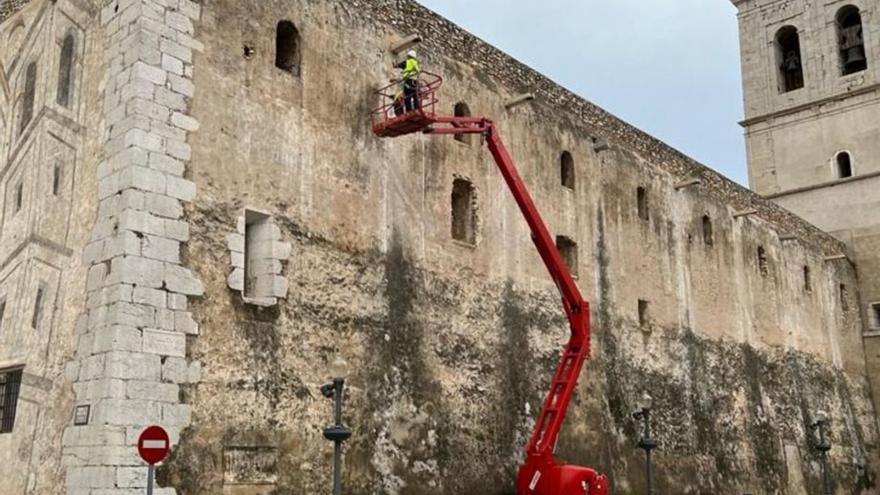 Vinaròs reinicia la restauración de las pinturas de la arciprestal