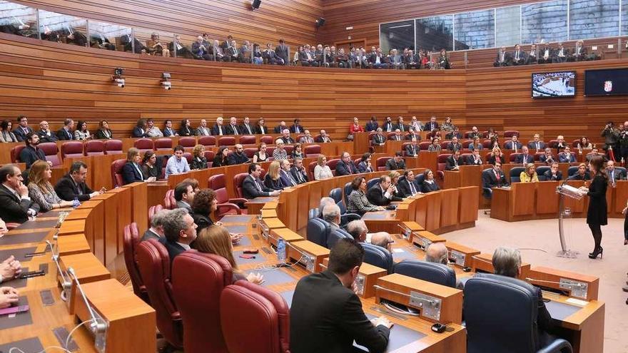 La presidenta de las Cortes, Silvia Clemente, se dirige al pleno durante la celebración del XXXIII aniversario del Estatuto de Castilla y León.