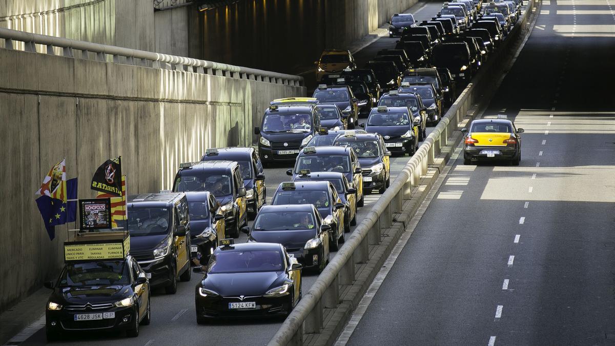 Marcha lenta de taxis por la Gran Vía