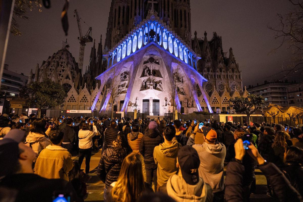 Iluminación de la Fachada de la Pasión de la Sagrada Familia con motivo de la Semana Santa