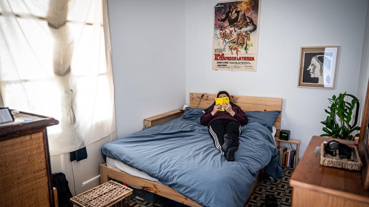 Gerard, en su habitación en el piso de alquiler que comparte con dos amigos, en el Eixample.