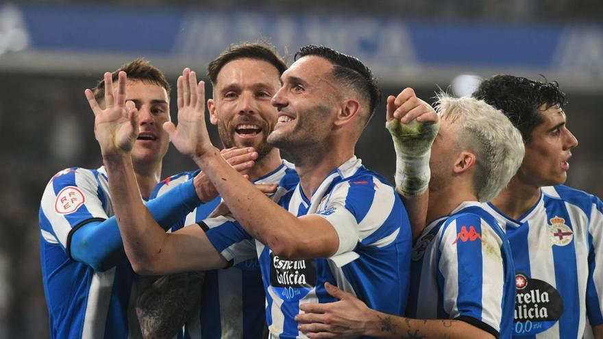 Lucas celebra con sus compañeros el gol que le marcó al Tarazona la semana pasada. |  // CARLOS PARDELLAS