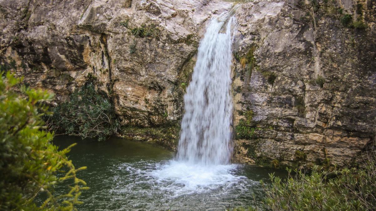 Cascada en la piscina natural del Barranco de la encantada