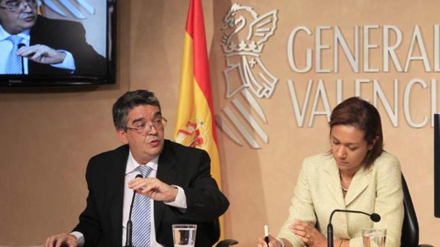 José Manuel Vela junto a Lola Johnson ayer en la rueda de prensa tras la reunión del Consell.