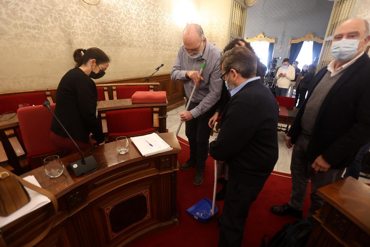 Un momento distendido previo al pleno, con el concejal de Limpieza, ayudando a recoger un vaso que se rompió
