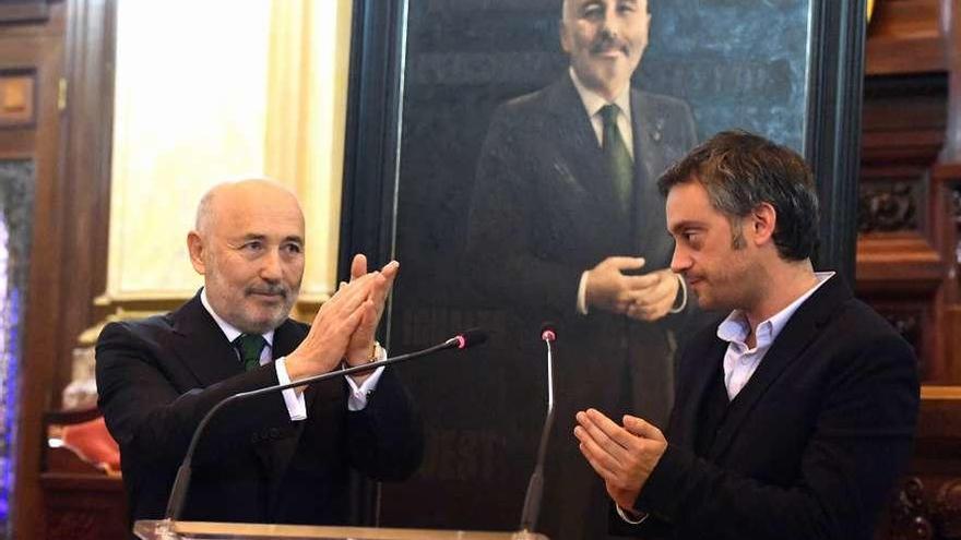 Javier Losada y Xulio Ferreiro en la presentación del retrato del exalcalde, ahora delegado del Gobierno.