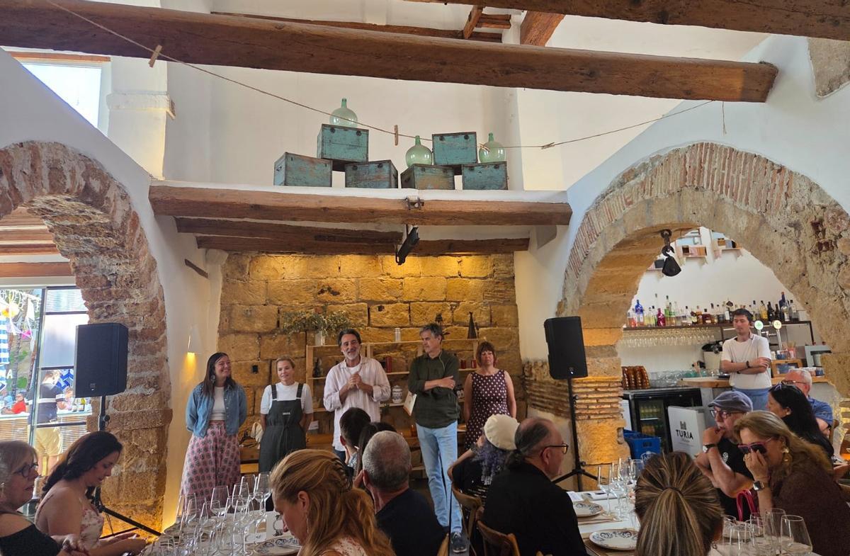 Historia del vino: el espacio de "Les Cuinetes" incluye en su decoración damajuanas, recipientes también del vino
