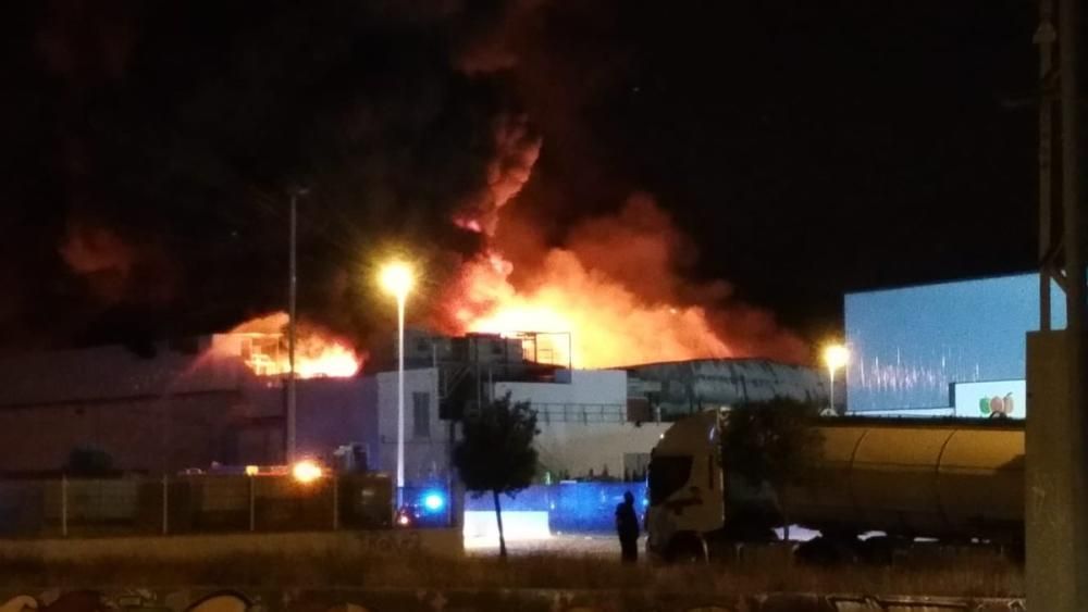 Un incendio calcina la panificadora de Mercadona