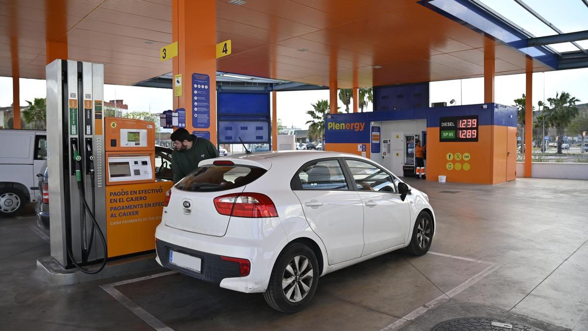 Una persona reposta combustible a su vehículo en una estación de servicio de Castellón, este martes.