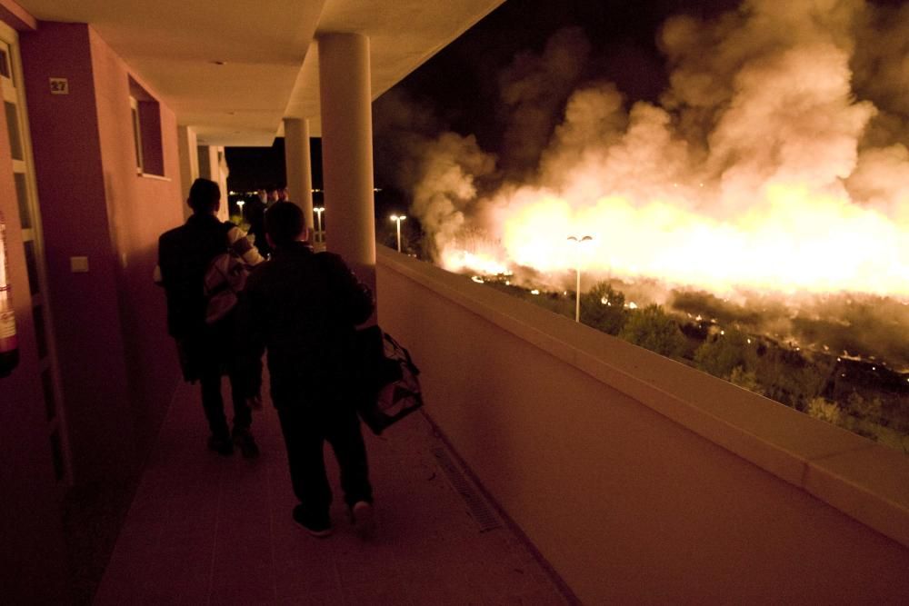 Un incendio obliga a desalojar el camping de Almenara