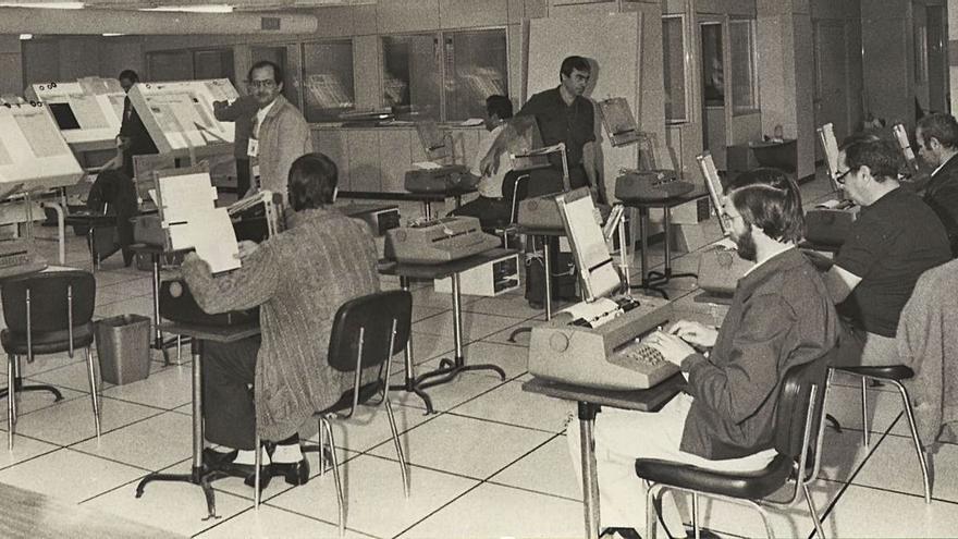 Teclistas copiaban teletipos en la redacción de LA PROVINCIA en El Sebadal, en la década de los 80.     