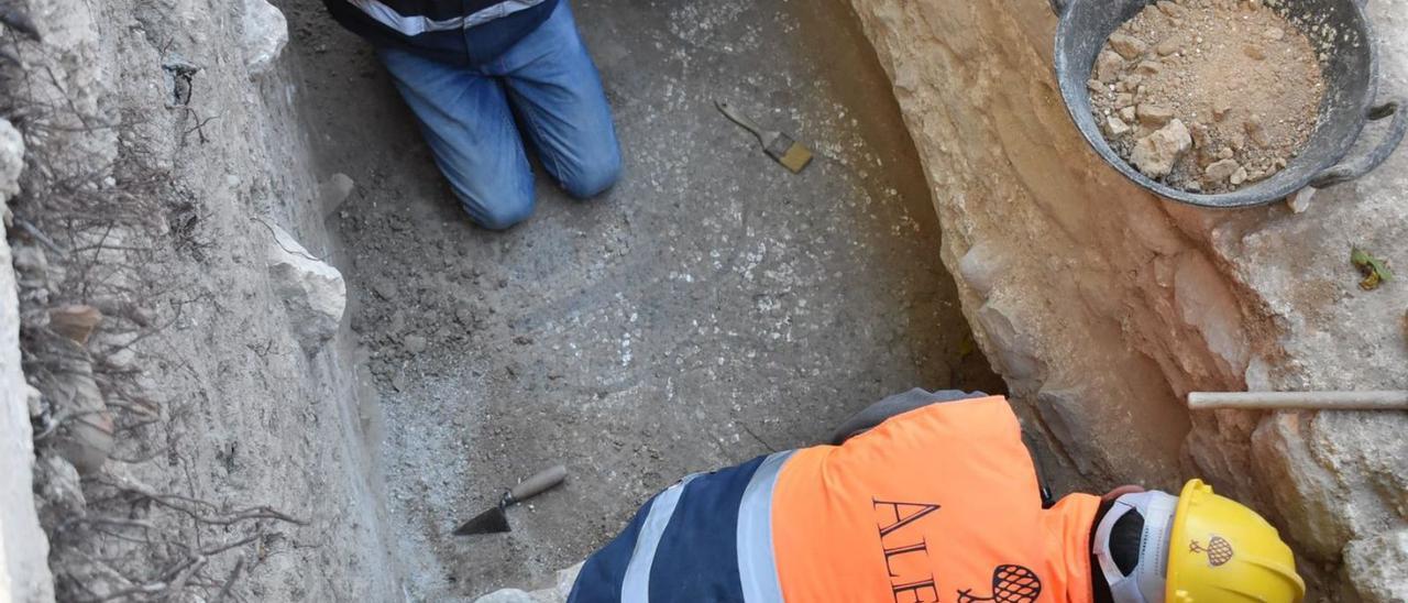 Los arqueólogos retiran la tierra donde ha aparecido el mosaico romano de Villa Petraria. | INFORMACIÓN