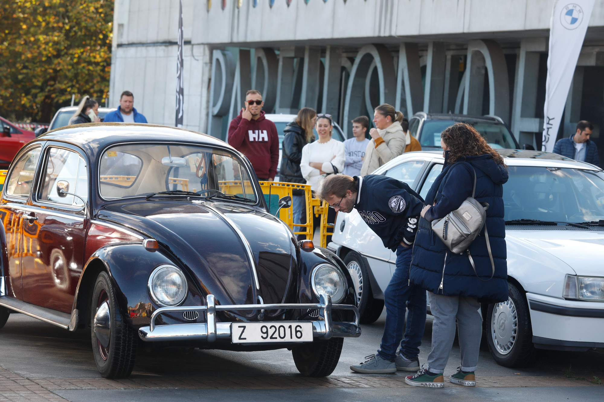 Los coches clásicos deslumbran en La Magdalena