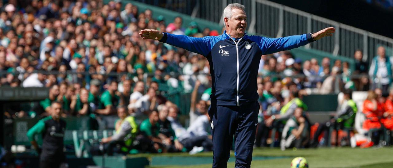 Javier Aguirre gesticula desde la zona técnica, en un lance del partido ante el Betis.