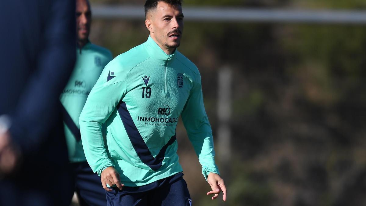 Chiki, delantero del FC Cartagena, durante un entrenamiento.