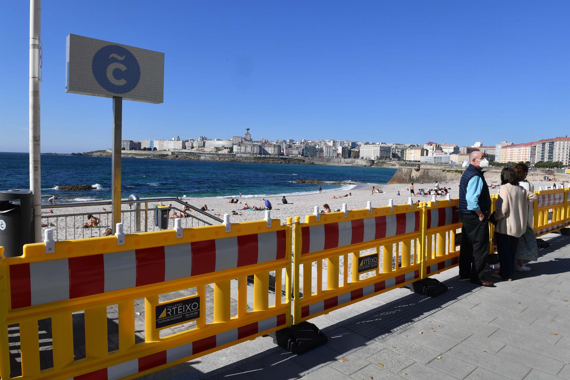 Vallas para controlar el acceso a los arenales en Orzán y Riazor