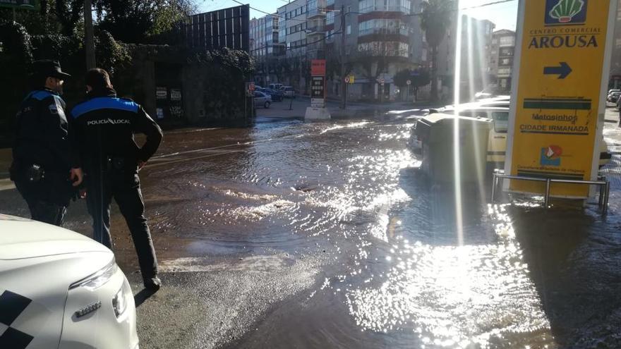 La tubería de agua de la calle Doutor Tourón vuelve a romperse en menos de una semana