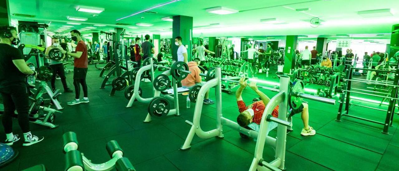 El gimnasio Joel Fitness, ubicado en la calle Alfred Bonet, hace test de antígenos a sus socios no vacunados para que puedan entrar en las instalaciones.