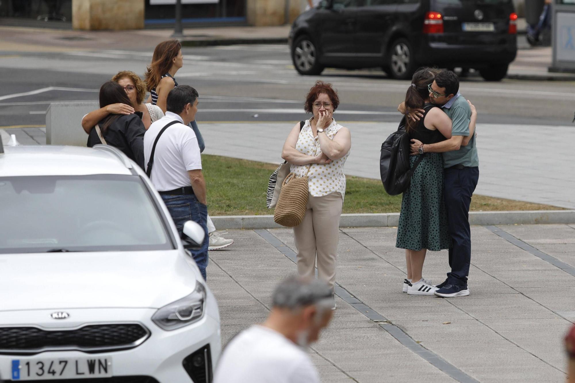 Así fue la despedida y el homenaje de amigos y clientes del Cafetón en Avilés a sus dueños, muertos en León