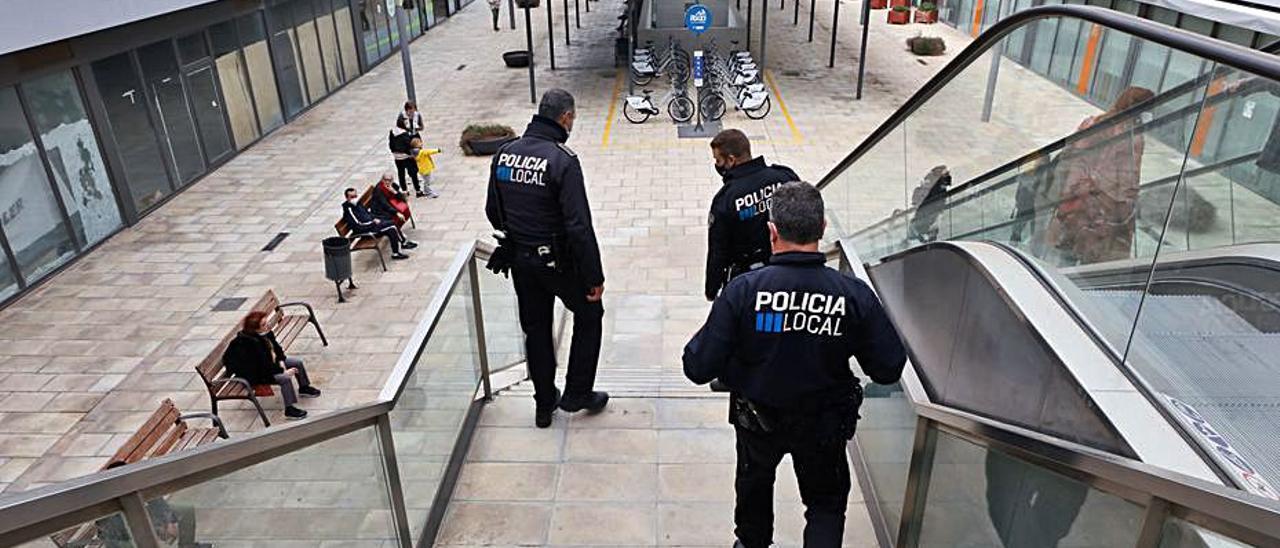 Agentes de la Policía Local de Eivissa en el edificio Cetis.