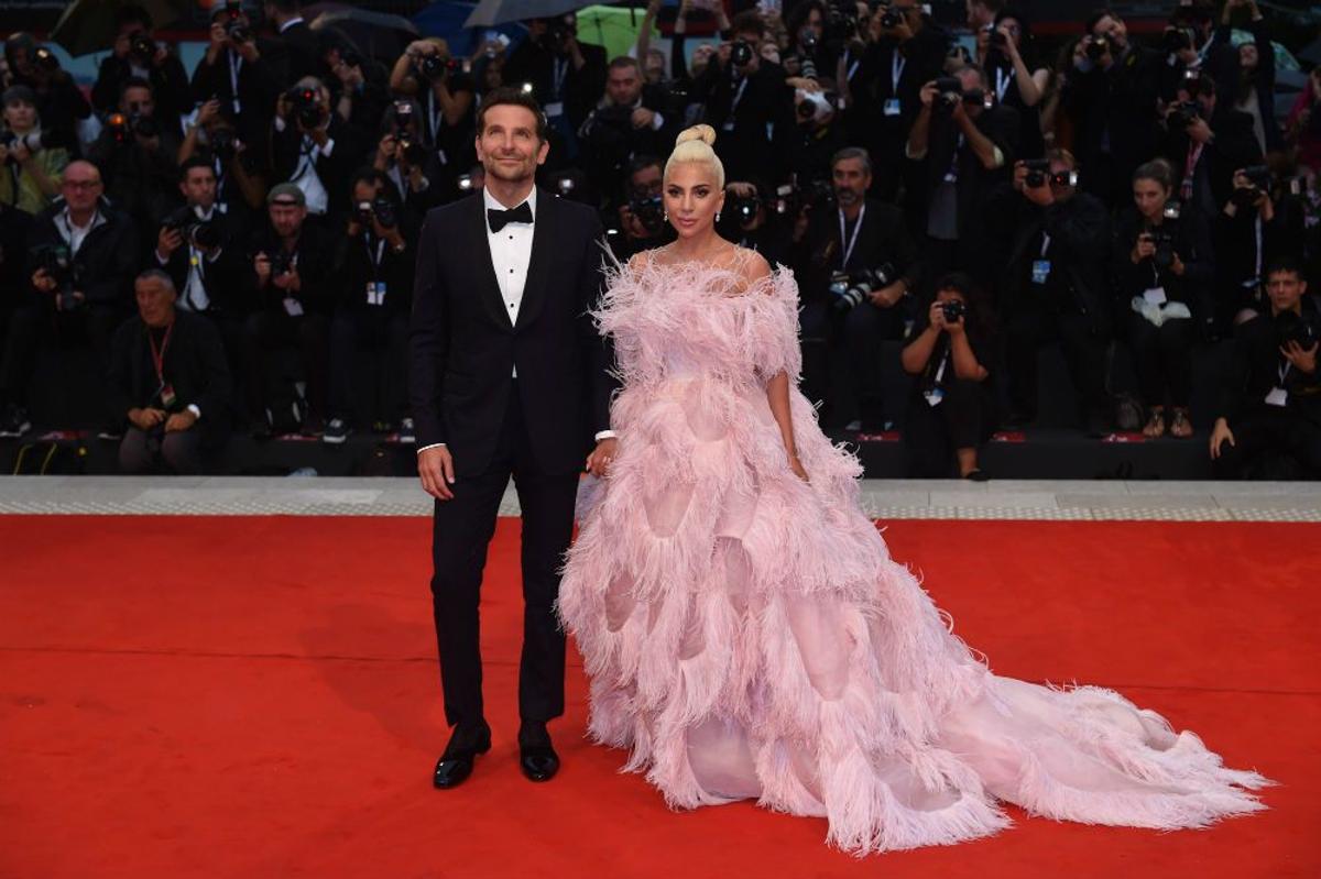 Bradley Cooper y Lady Gaga en la alfombra roja de 'A star is born'