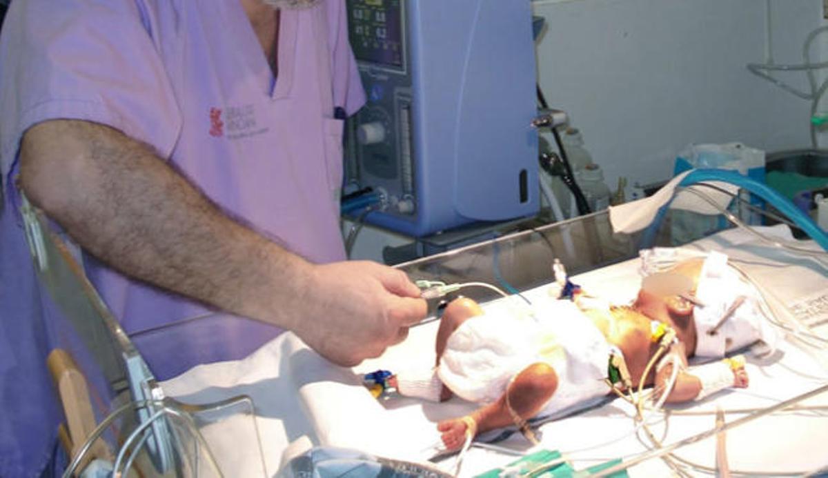 Un bebé es atentido en una UCI pediátrica
