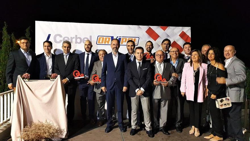 Organizadores y premiados con sus galardones en la gala de la novena edición de los Premios Asecom, celebrada el 28 de septiembre.