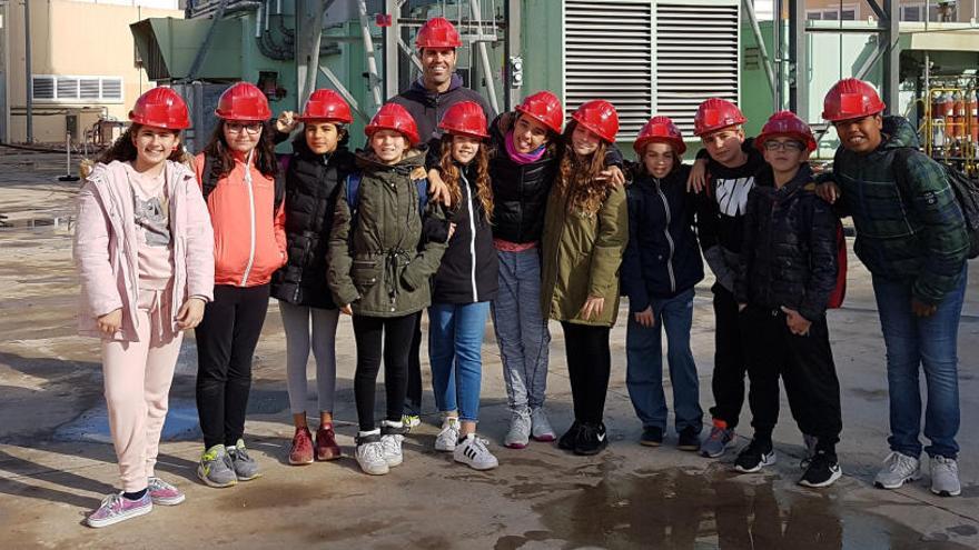 Un grupo de niños en la central eléctrica.
