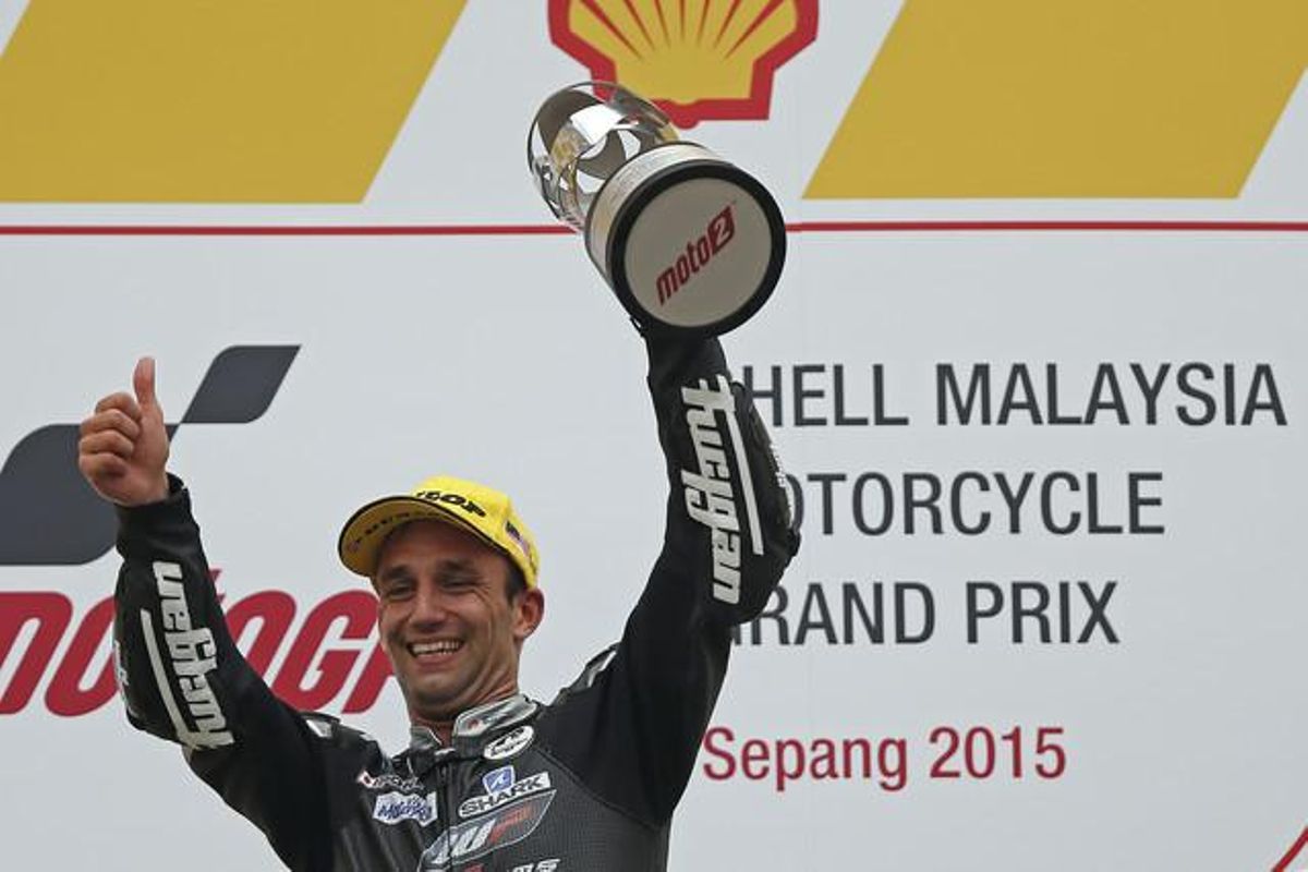 Johann Zarco aixeca el seu trofeu mentre celebra la victòria al Gran Premi de Sepang en Moto2. Johann Zarco aixeca el seu trofeu mentre celebra la victòria al Gran Premi de Sepang en Moto2.