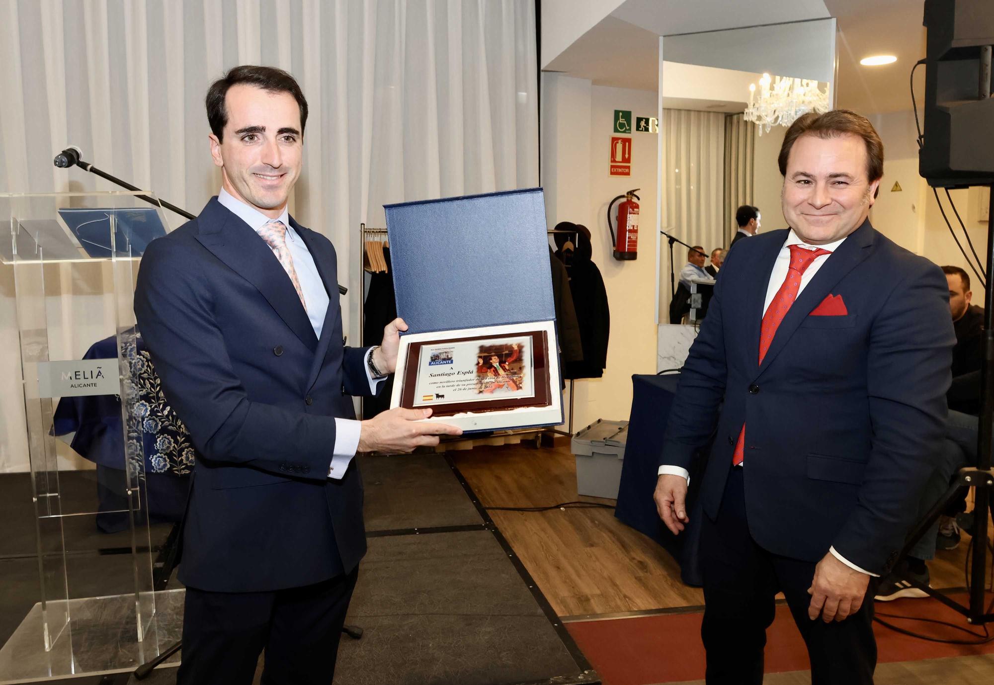 La Asociación Cultural Taurina “Puerta Grande” de Alicante premia a Santiago Esplá como novillero triunfador de la Feria de Hogueras 2022