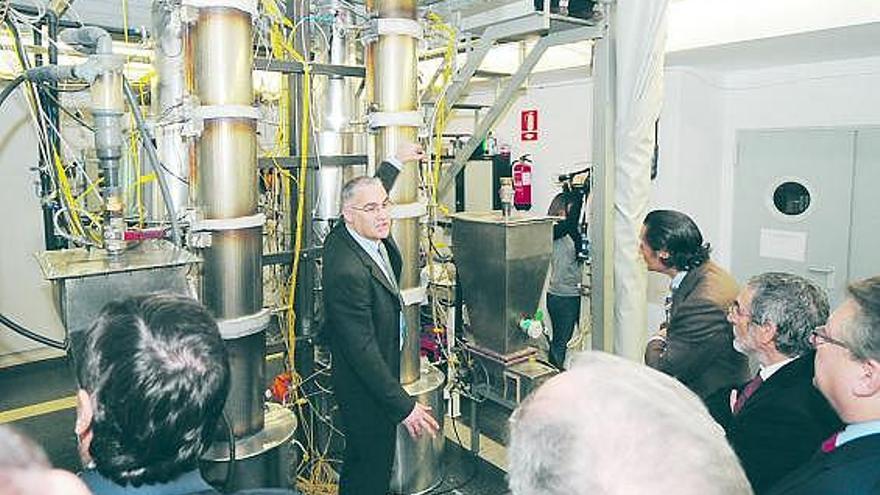 Juan Carlos Abanades explica el funcionamiento del prototipo de planta de captura de CO2 en el Incar de Oviedo.