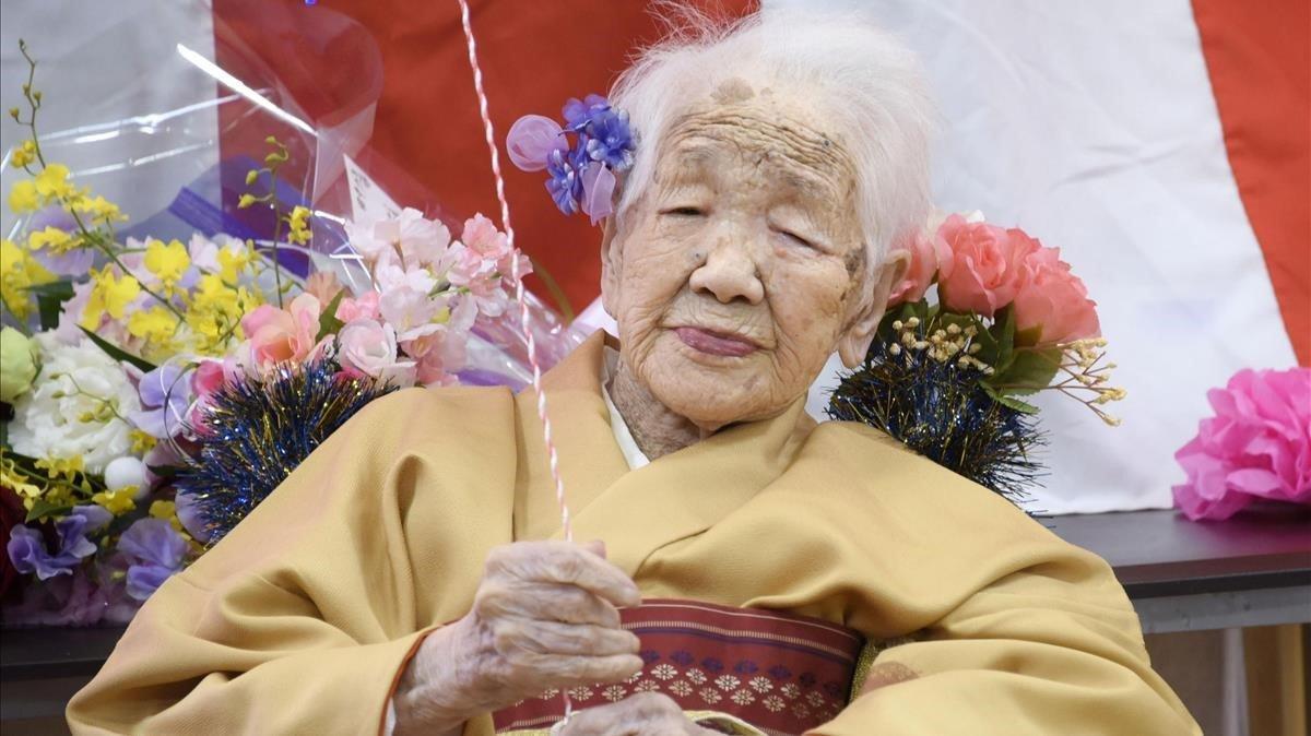 zentauroepp51593174 kane tanaka  born in 1903  smiles as a nursing home celebrat200105211318