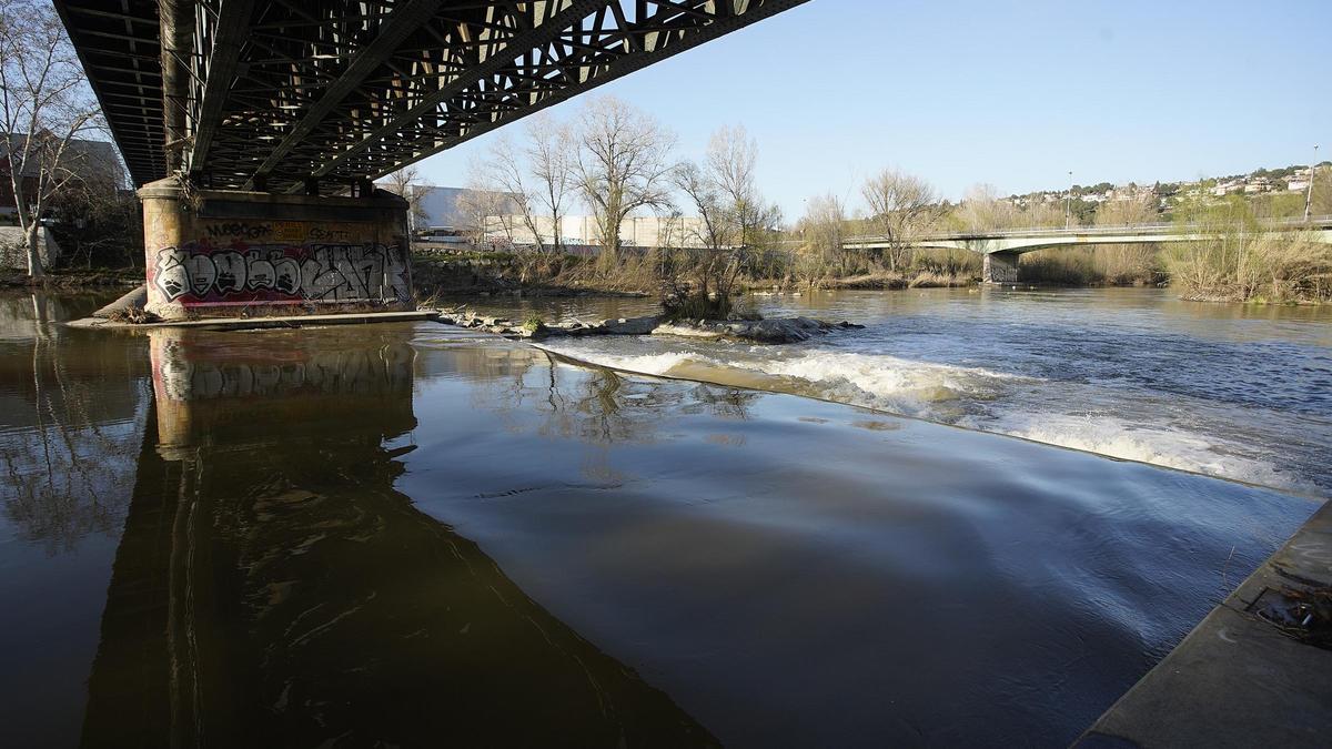El riu Ter a l'altura del pont de la Barca.