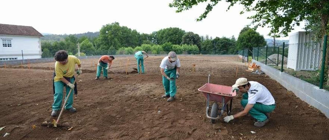 Integrantes de la Asociación Juan XXIII realizan tareas de acondicionamiento de la Finca do Conde.