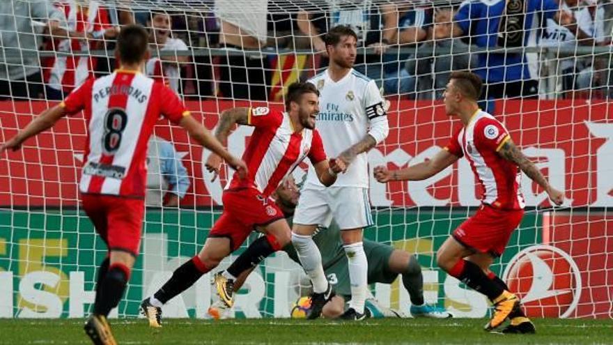 Portu celebra el gol que va suposar la victòria contra el Madrid mentre Ramos mira l&#039;assistent per si havia aixecat la banderola.