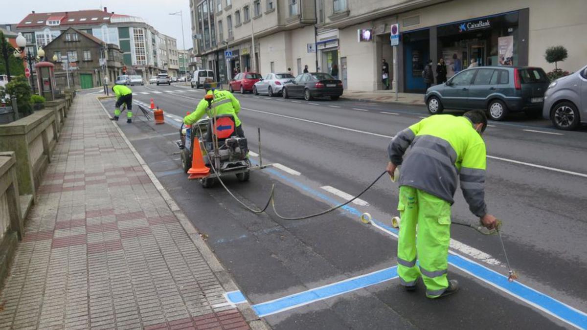 A Laracha acomete el repintado de las plazas de la zona azul | LA OPINIÓN