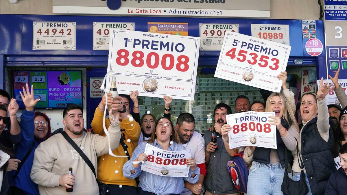 Celebración del Gordo de la Lotería de Navidad, en la administración La Gata Loca.