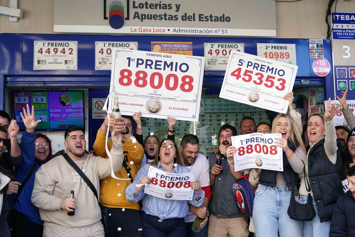 MLG 22-12-2023.-Celebración del 1º premio de la Lotería de Navidad, en la administración La Gata Loca-ÁLEX ZEA. LOTERÍA NAVIDAD 2023