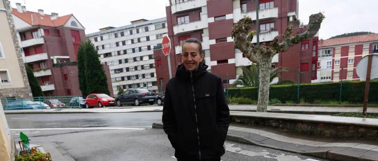 Andrea Rodríguez Gándara posa junto a un bache en el barrio marinero del Nodo.