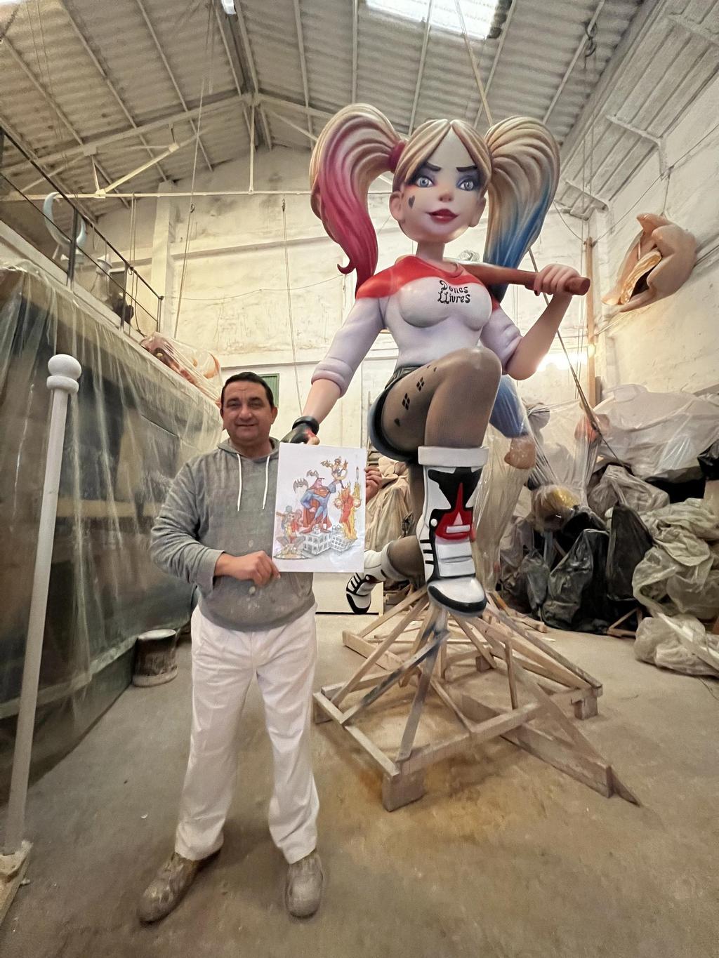 Ximo Esteve Mares junto 'Harley Quinn', una de sus creaciones para las Fallas 2023