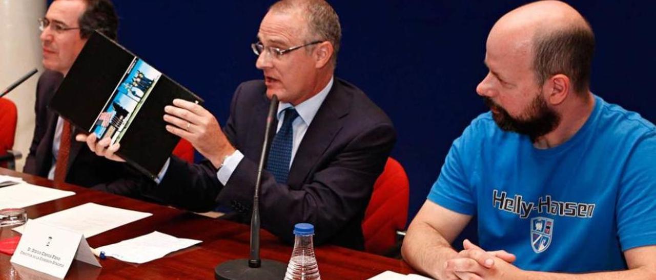 Por la izquierda, el edil Fernando Couto; el director general de Agricultura de la Comisión Europea, Diego Canga Fano, y el presidente del comité de empresa de Vauste, Javier Álvarez Alba.