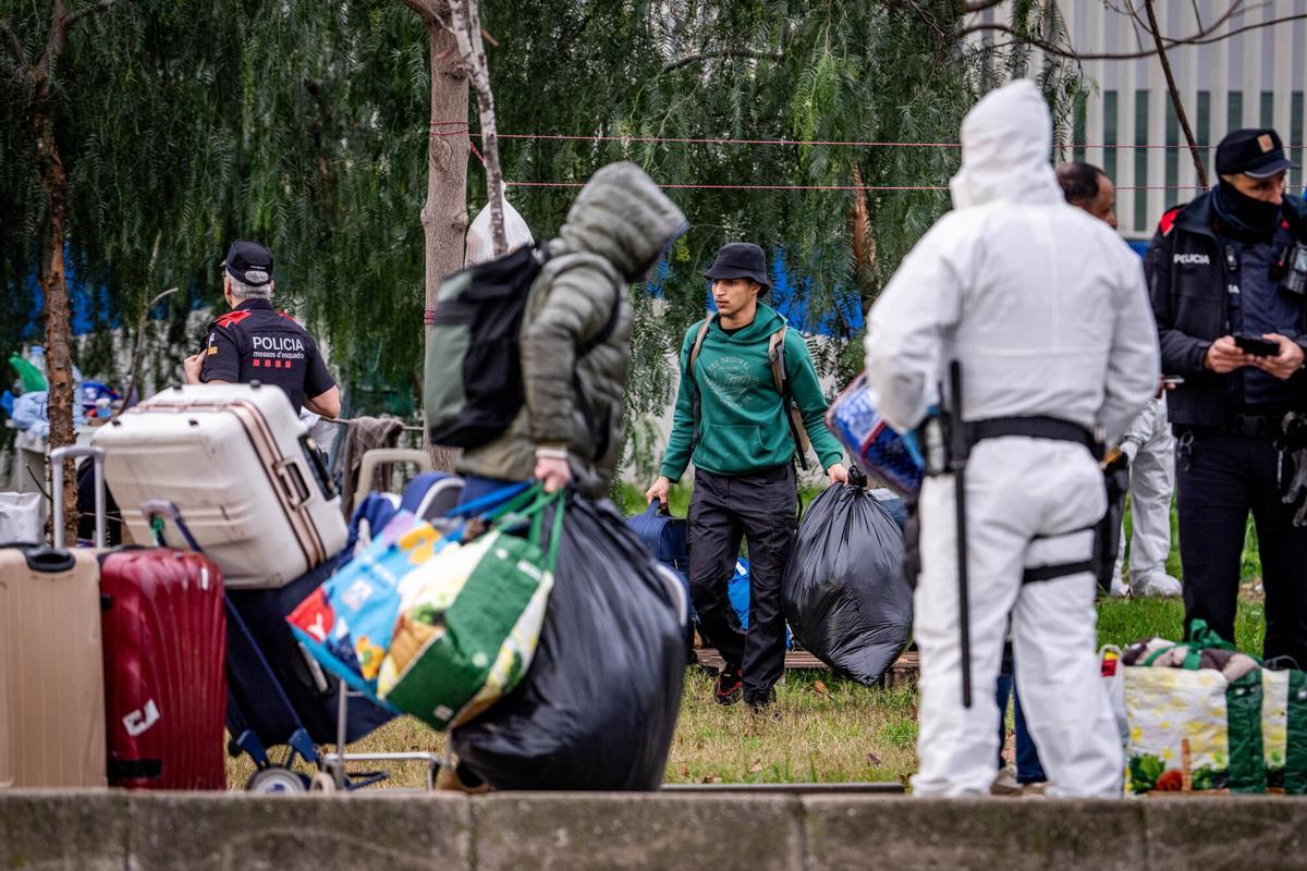 Desalojo del campamento de personas sin hogar más grande de Barcelona en la Zona Franca.