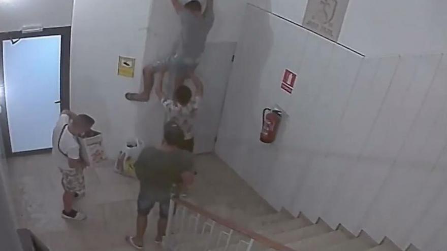 Tres detenidos en Reus por robar preservativos, vibradores y bolas chinas