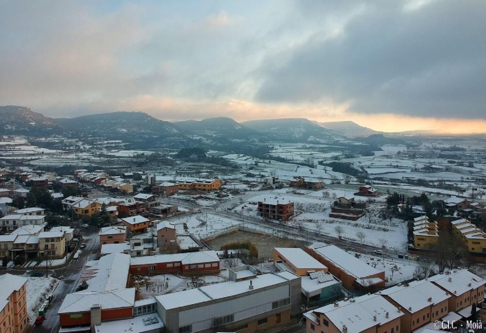 Paisatge matinal nevat a la Catalunya Central