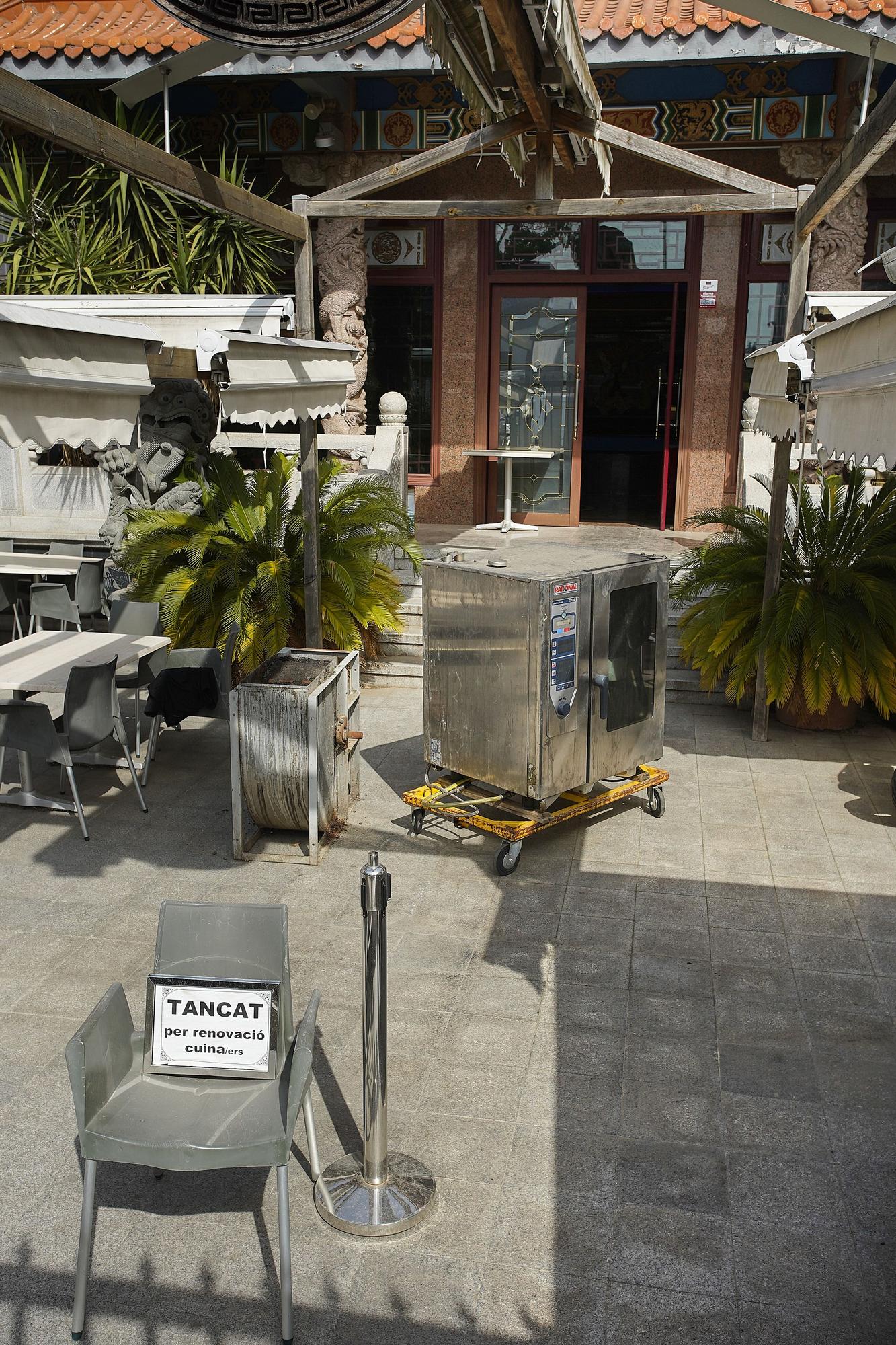 Apunyala dues persones, n'agredeix una altra en un restaurant de Girona i es llança per la finestra