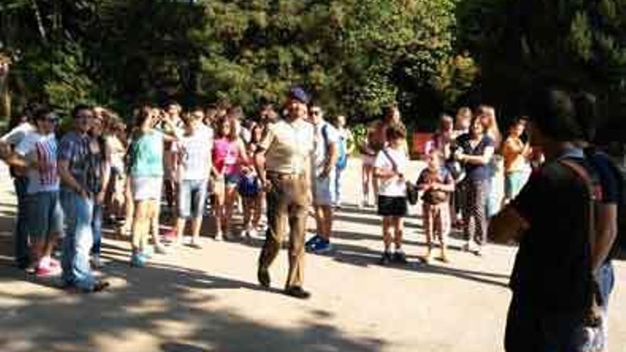 El capitán de Infantería Del Hoyo, de Benavente, guía al grupo en su visita a la Guardia Real.