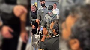El ministro de Seguridad Nacional de Israel se graba humillando a activistas de la flotilla, maniatados en el suelo