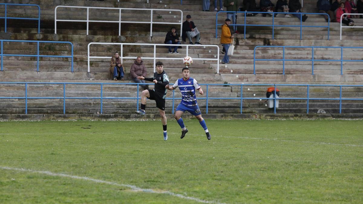 Manu Rodríguez y Alejandro Fernández durante el partido en el Muro de Zaro