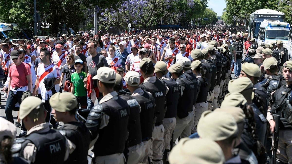 aguasch46028389 topshot   security forces stand guard as river plate s suppo181130135240